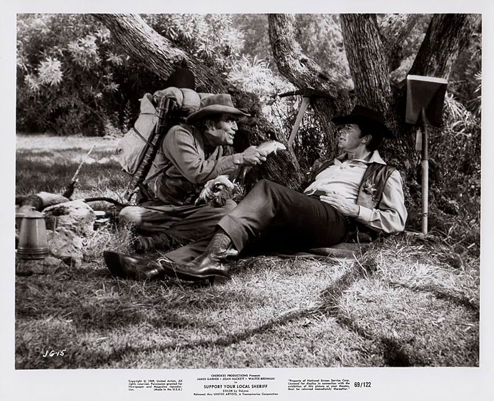 夕陽に立つ保安官の画像