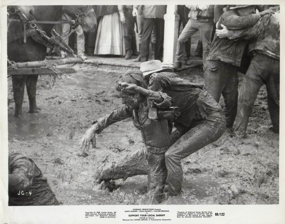 夕陽に立つ保安官の画像