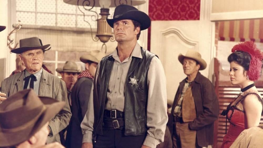 夕陽に立つ保安官の画像