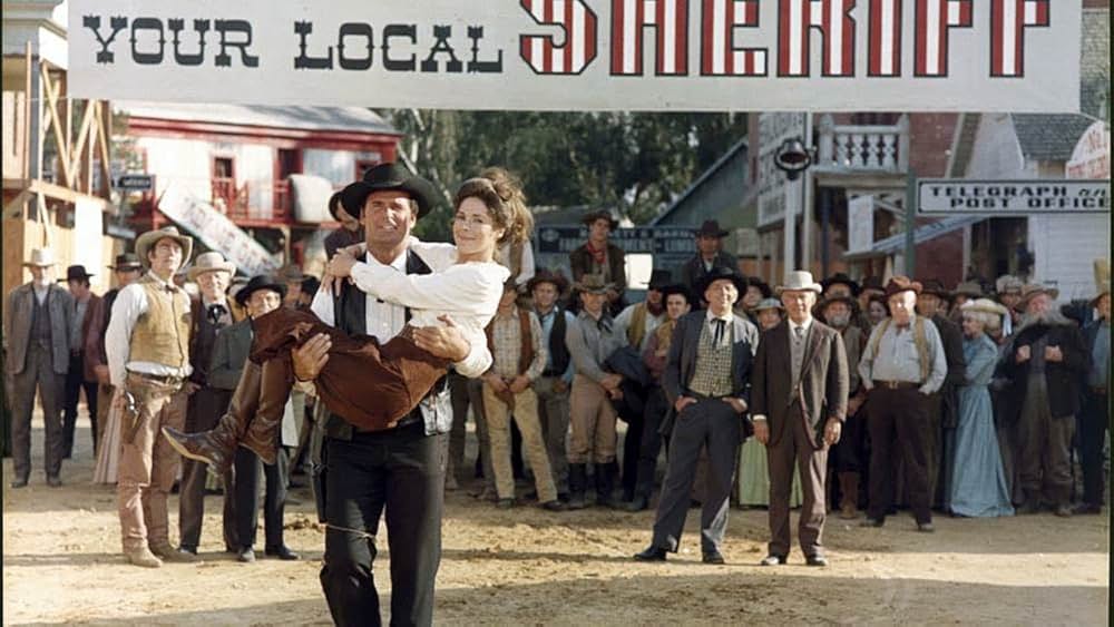 夕陽に立つ保安官の画像