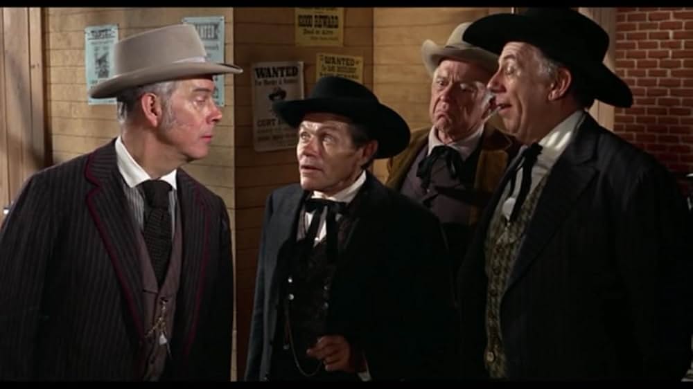 夕陽に立つ保安官の画像