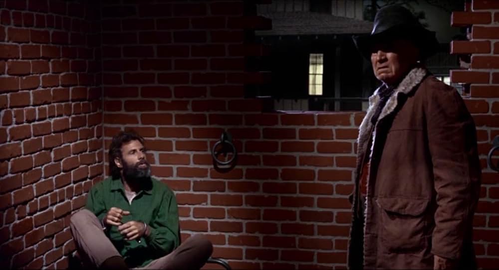 夕陽に立つ保安官の画像