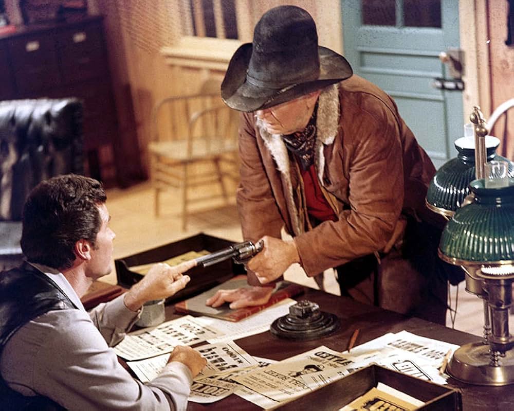 夕陽に立つ保安官の画像