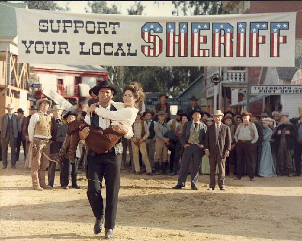 夕陽に立つ保安官の画像