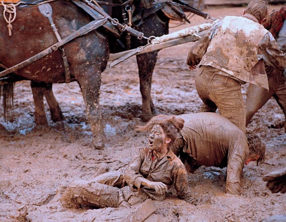 夕陽に立つ保安官の画像