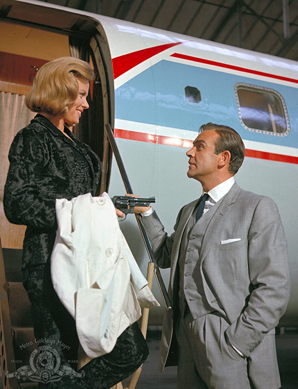 「007／ゴールドフィンガー」ショーン・コネリー & オナー・ブラックマンの画像