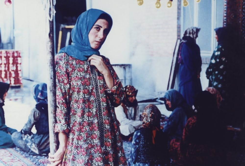 青いベールの画像