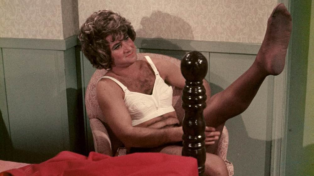 女装ドロ マーサおばさん、ただいま手配中の画像