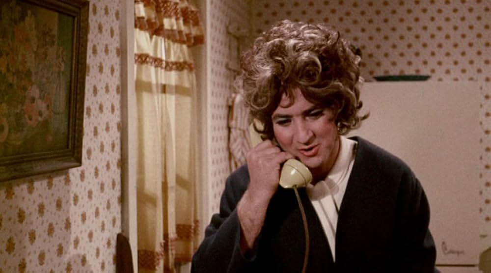 女装ドロ マーサおばさん、ただいま手配中の画像