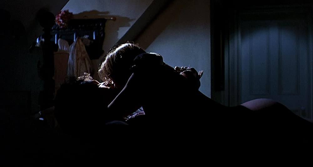 白い肌の異常な夜の画像