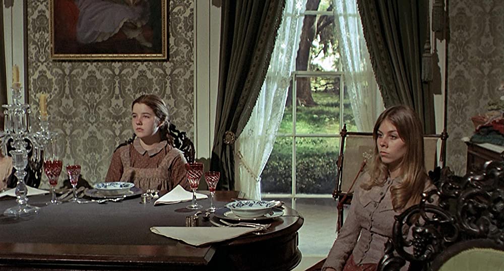 白い肌の異常な夜の画像