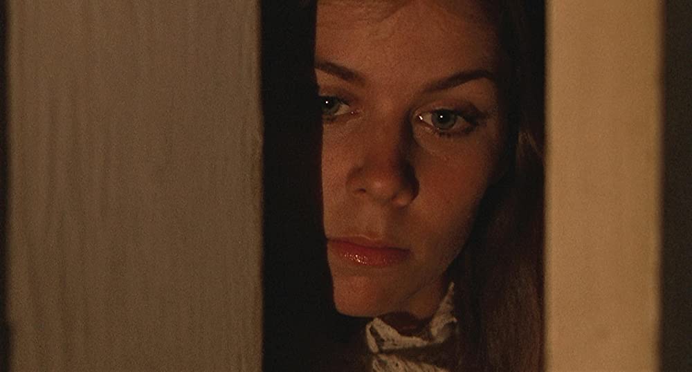 白い肌の異常な夜の画像