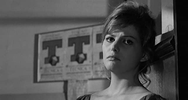 「鞄を持った女」クラウディア・カルディナーレの画像