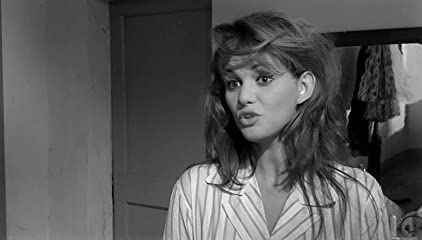 「鞄を持った女」クラウディア・カルディナーレの画像