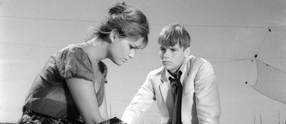 鞄を持った女の画像