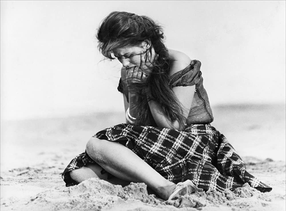 「鞄を持った女」クラウディア・カルディナーレの画像