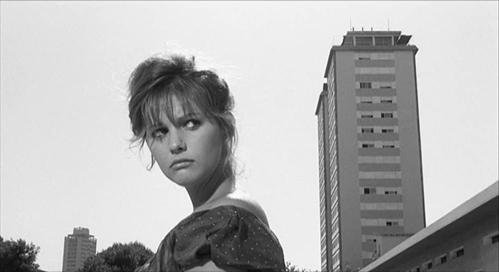 「鞄を持った女」クラウディア・カルディナーレの画像