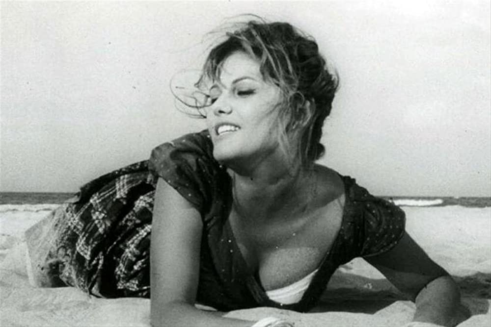 「鞄を持った女」クラウディア・カルディナーレの画像