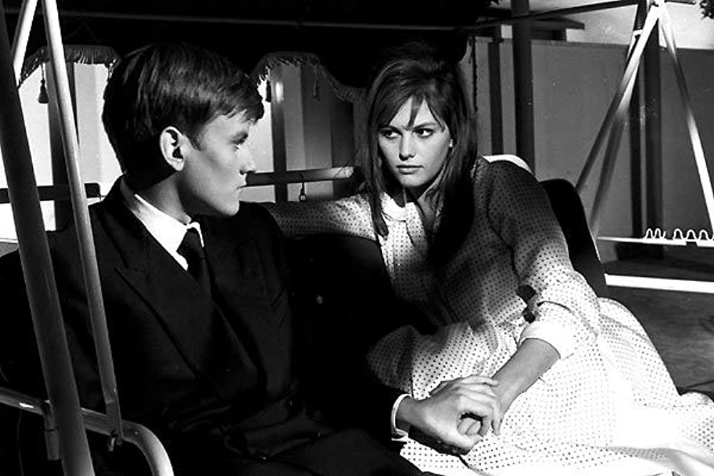 「鞄を持った女」クラウディア・カルディナーレ & ジャック・ペランの画像