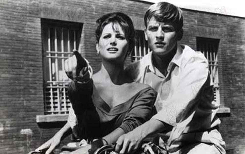 鞄を持った女の画像