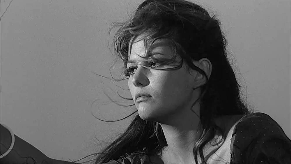 「鞄を持った女」クラウディア・カルディナーレの画像