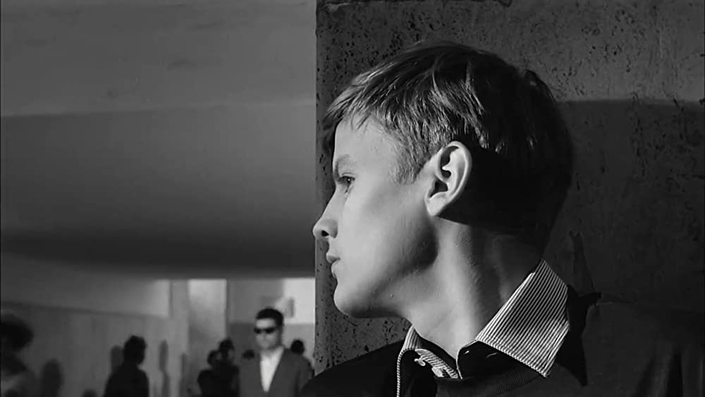 「鞄を持った女」ジャック・ペランの画像