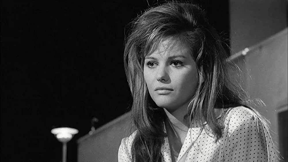 「鞄を持った女」クラウディア・カルディナーレの画像