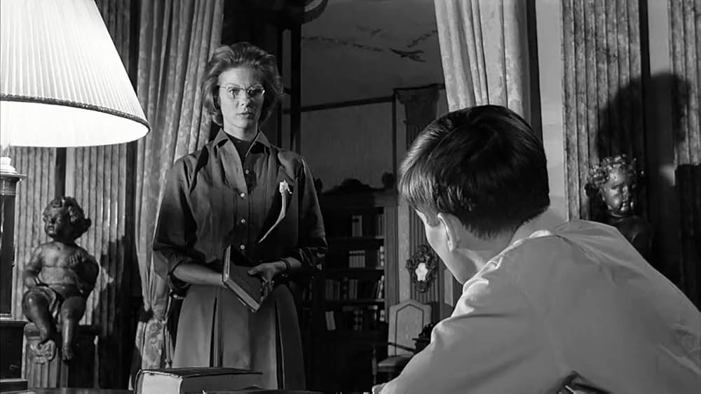 鞄を持った女の画像