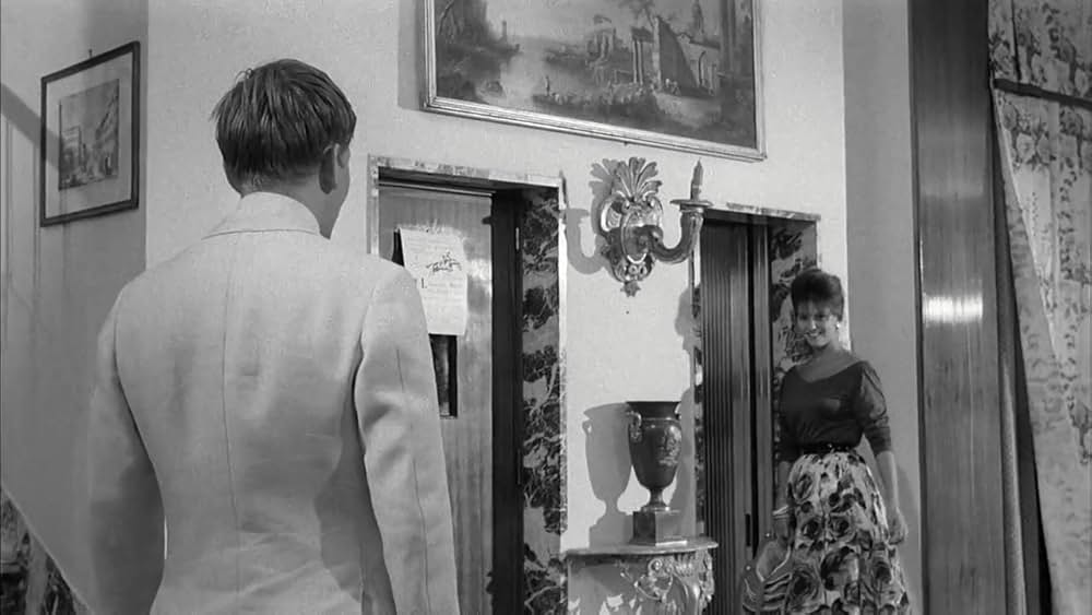 鞄を持った女の画像