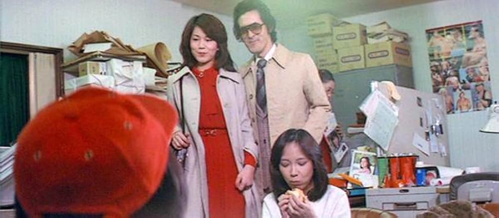 ズームアップ ビニール本の女の画像