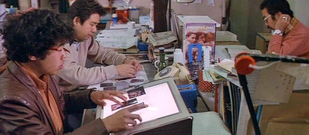 ズームアップ ビニール本の女の画像