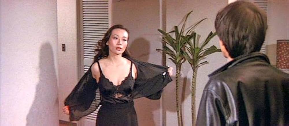 ズームアップ ビニール本の女の画像