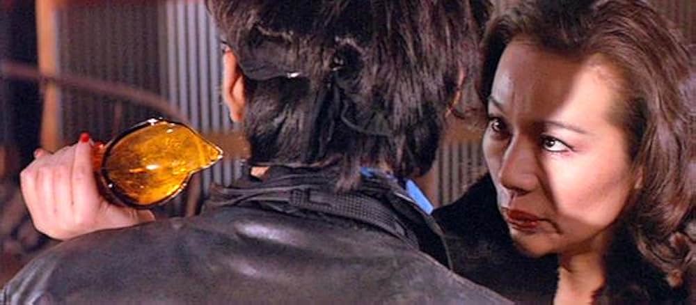 ズームアップ ビニール本の女の画像