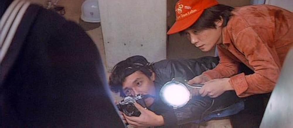 ズームアップ ビニール本の女の画像