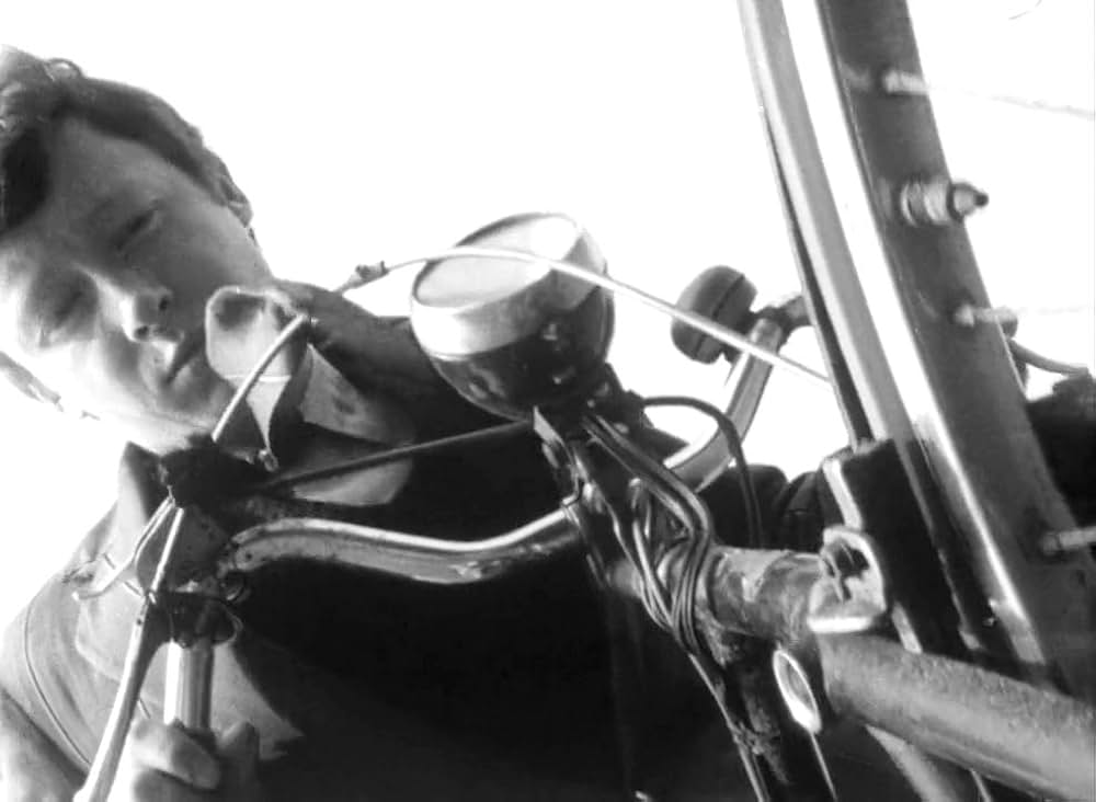 少年と自転車の画像