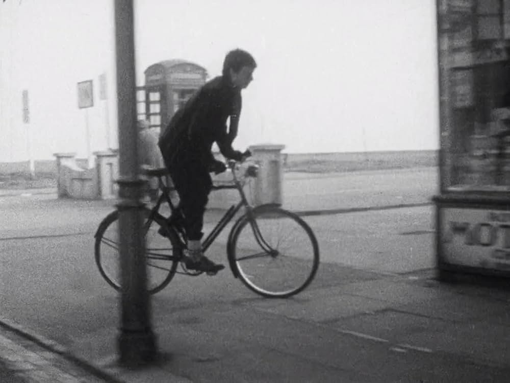 少年と自転車の画像