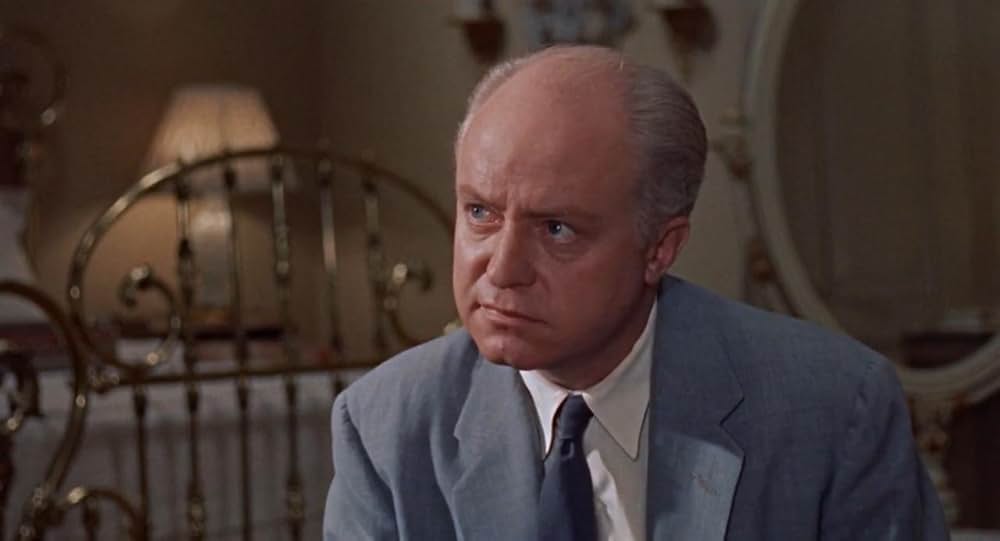 熱いトタン屋根の猫の画像