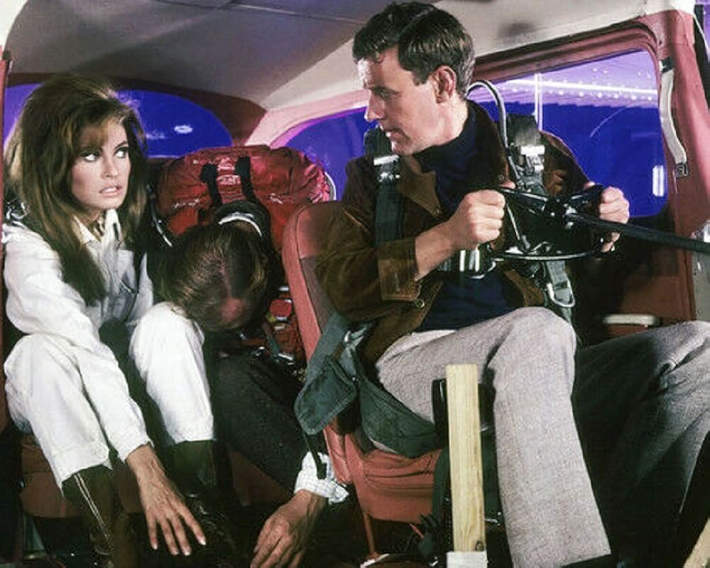 空から赤いバラの画像