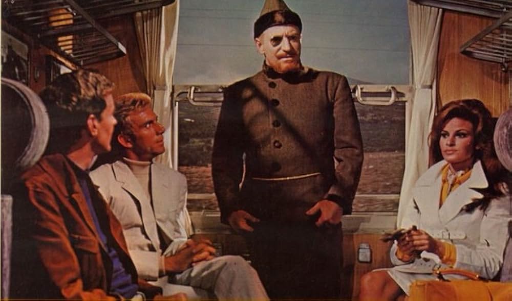 空から赤いバラの画像