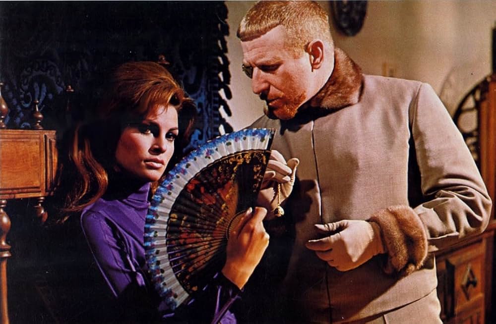 空から赤いバラの画像