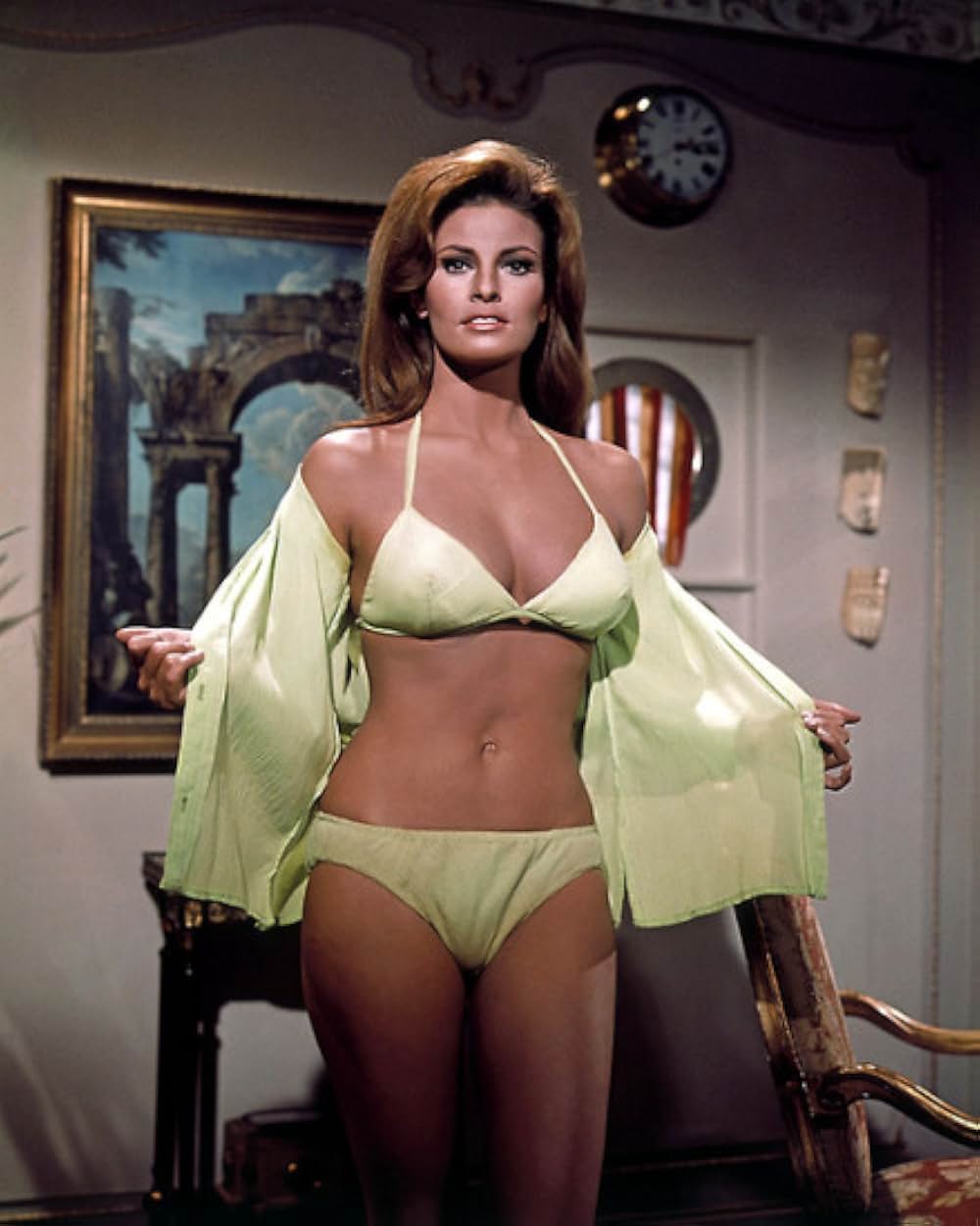 空から赤いバラの画像