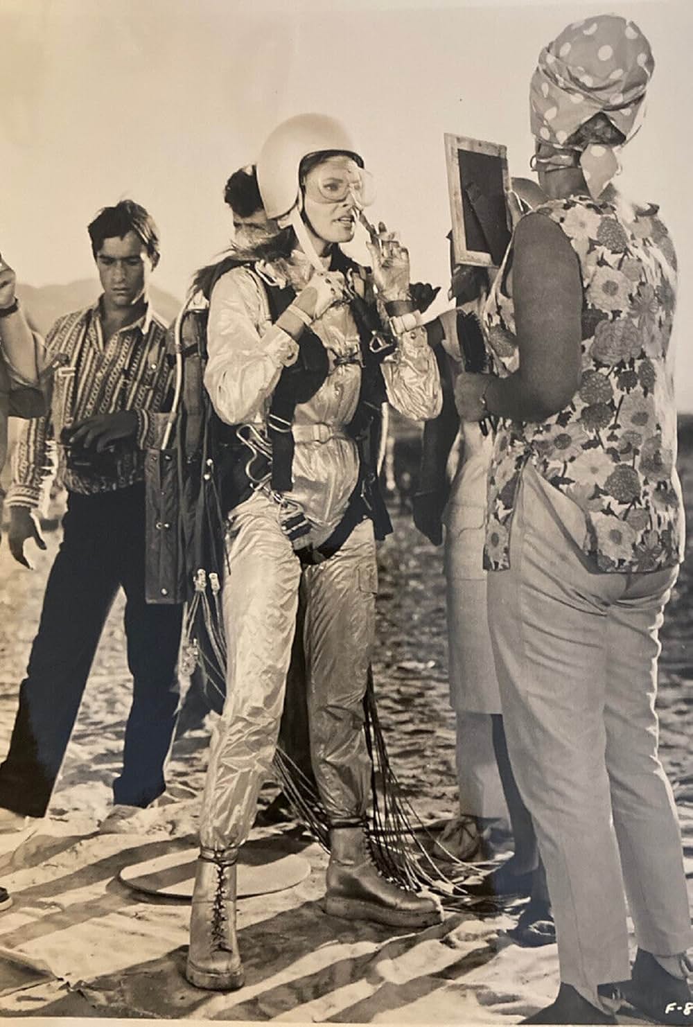 空から赤いバラの画像