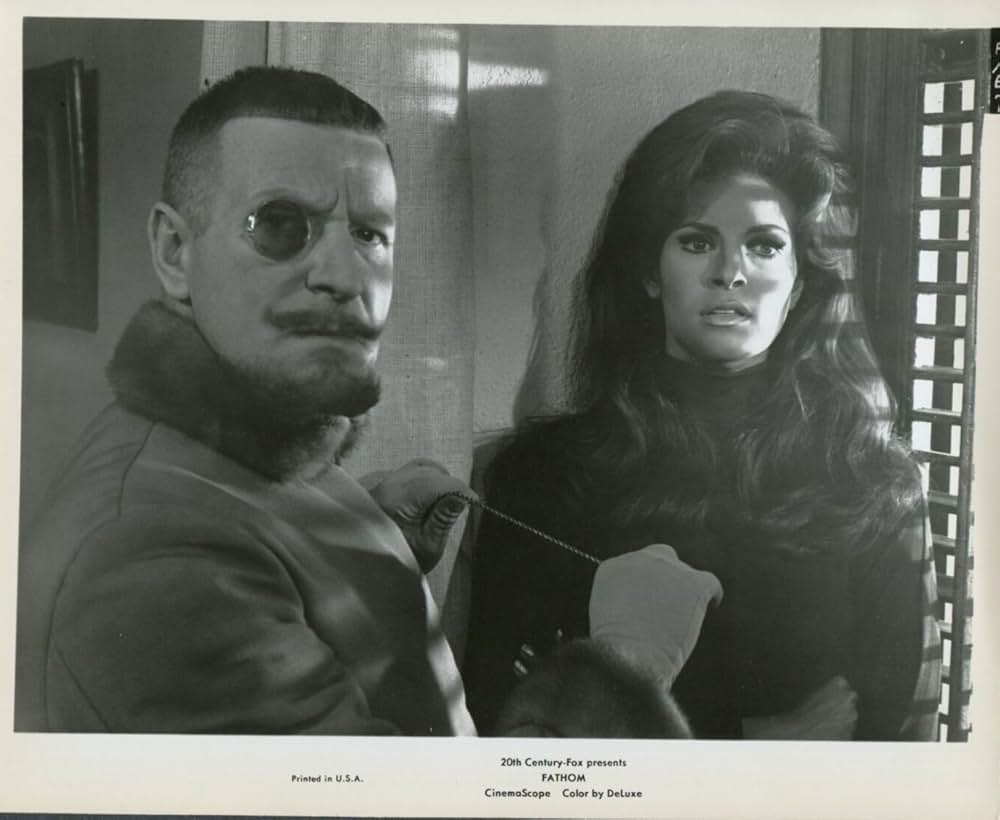 空から赤いバラの画像