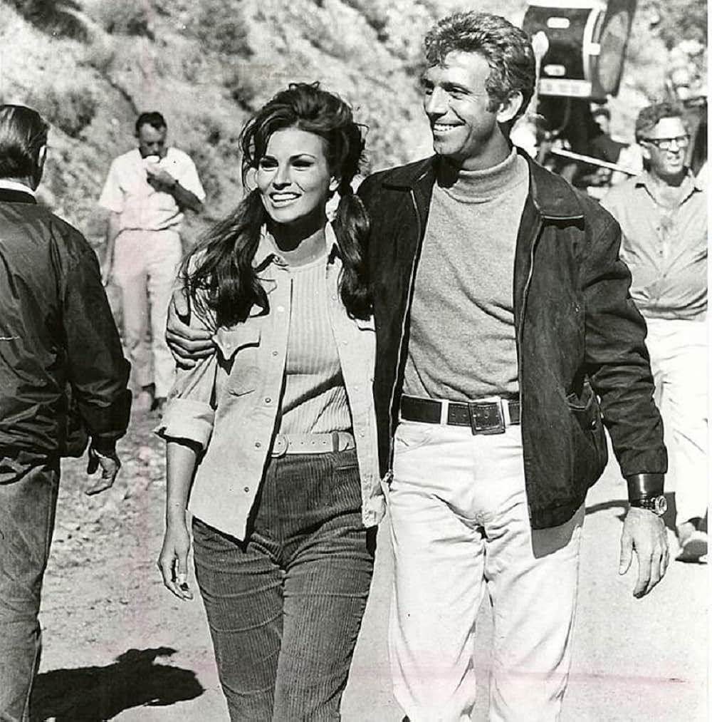 空から赤いバラの画像