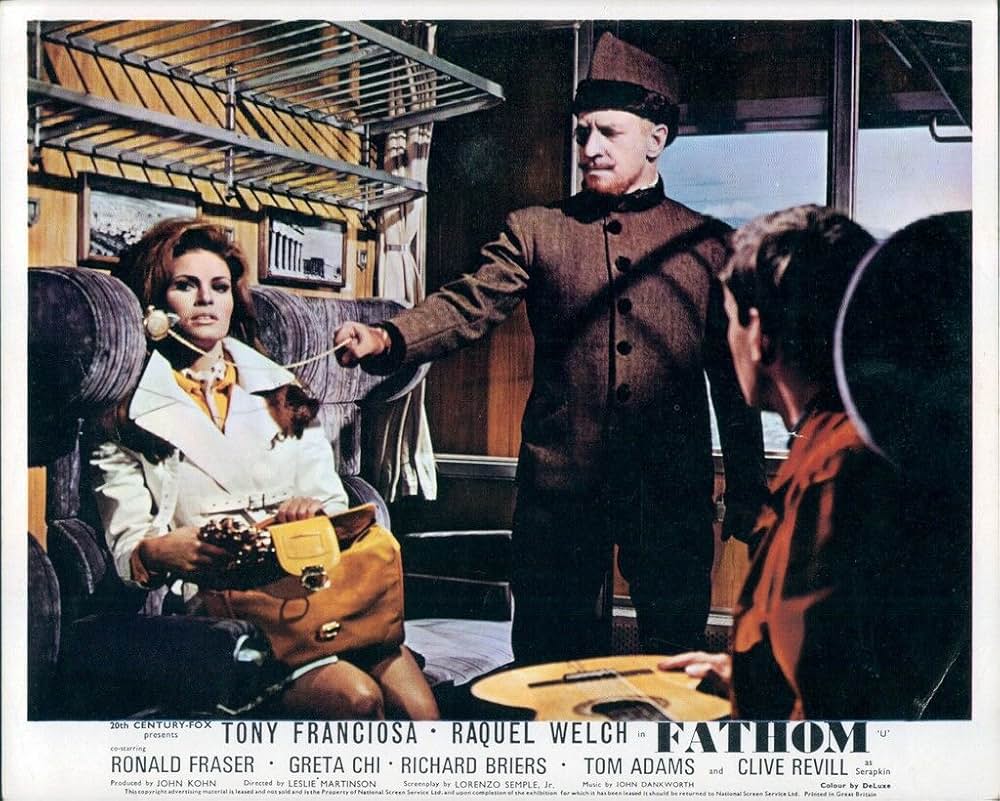 空から赤いバラの画像