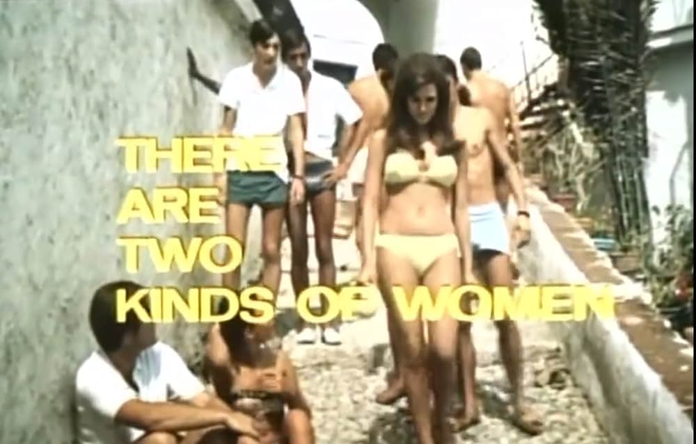 空から赤いバラの画像