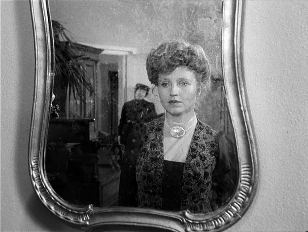 エフィ・ブリーストの画像