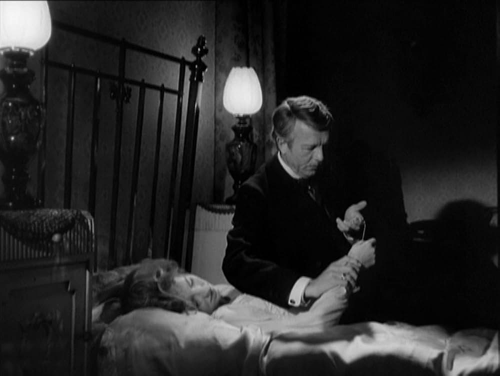 エフィ・ブリーストの画像