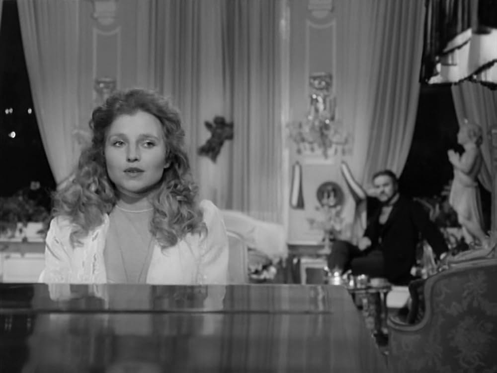 エフィ・ブリーストの画像