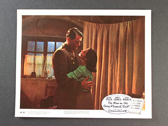 灰色の服を着た男の画像